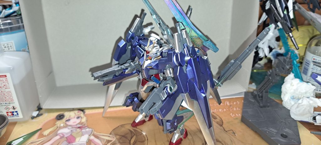 搭載武装はGNソードⅢ×2、GNソードⅡロング、ノーマル、GNソードⅡブラスター×2、GNカタール×2、バスターソード×2、ザンブレード×2ジャンクパーツ等から確保したりもして各2本ずつで無改造で取り付けられる箇所全てに装備してる感じです