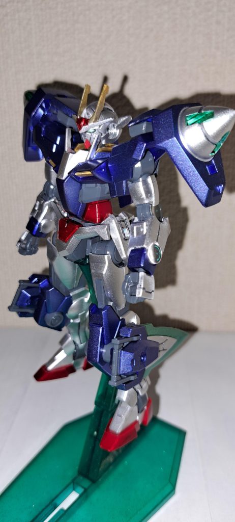 ダブルオー素体のみです光の加減でGNドライブが発光しているかのような見た目が気に入ってます成形色白の上にシャインシルバー、青の部分にメタバイオレット、、赤部分にロイヤルメタレッド、黄色部分にホワイトゴールド、センサー類やクリアパーツにルミナスグリーン、サイコホログリーンを使用したところチタニウムフィニッシュのような質感になり結構いい感じに出来たかなと思います