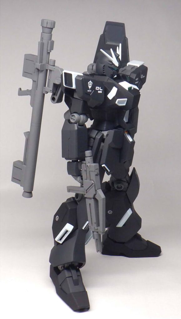 バックパックは大口径ノズルが2発に。ファンネル、サーベルラックはウェポンラックやシールド用サブアームに変更されました。