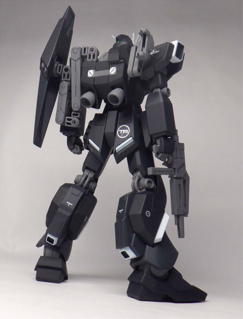 腕はジムの様に単純な形となり、足回りはオリジナルと比べてかなり太くなりました。