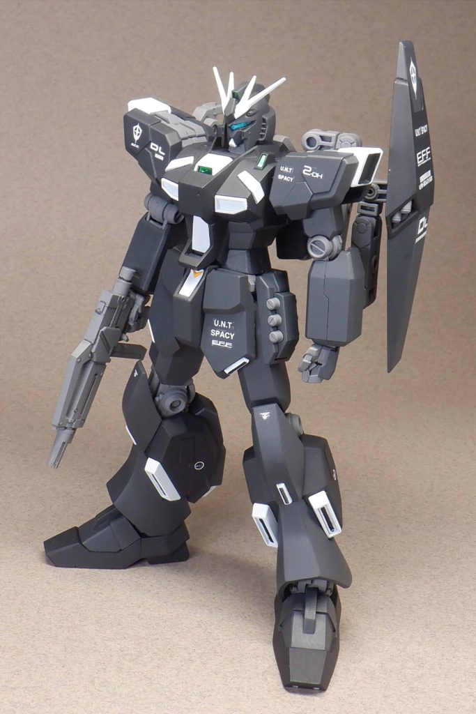 高剛性MSの開発が主たる目標なので、武器類はこの時代に標準となりつつあるジェガンのものが使われています。