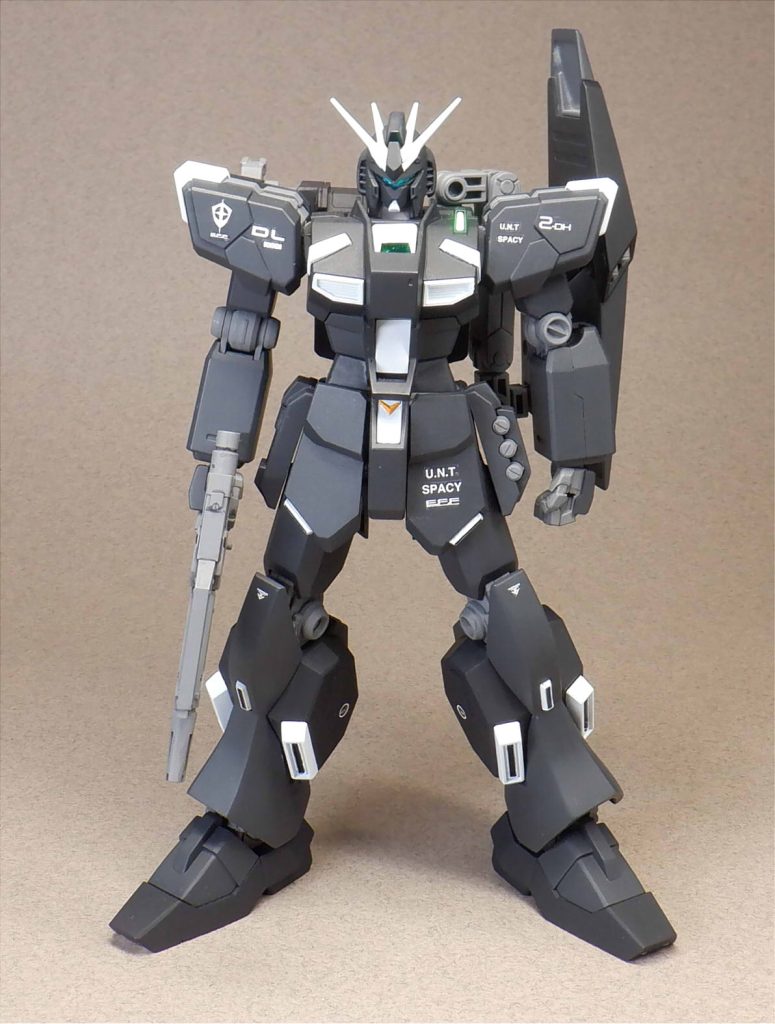 ニューガンダムにあった曲線が少なくなり、直線と太さが増しました。