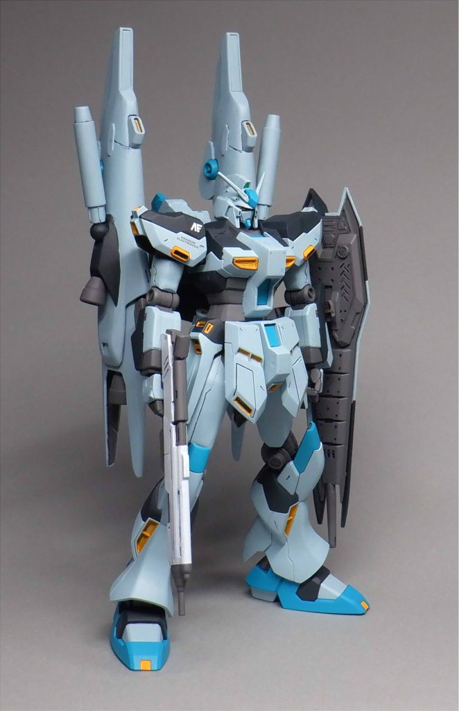 軍企画と違ってオリジナルのνより一回り小さく、曲線の多いデザインとなっています。ビームライフルも集束率を高めた新型でした。