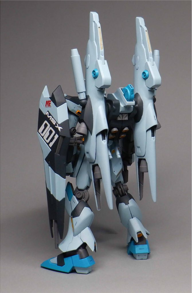 背面バインダーは高機動武装ユニット兼インコムパックとなっています。中央に攻撃型インコム、左右にリフレクターインコムを。バインダー側面に可動式ビーム砲が装備されています。