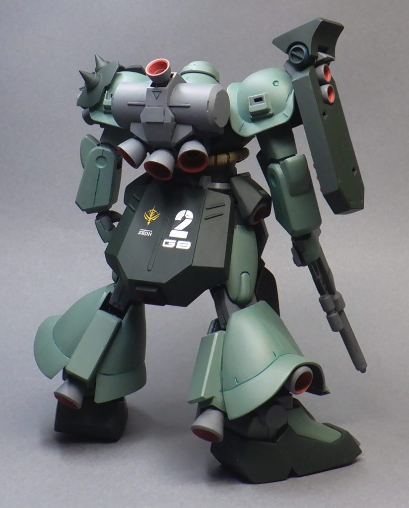 大容量タンクと3発ノズルのバックパックにリアスカート形状等、ザク改にも3にも通じる形にしました。