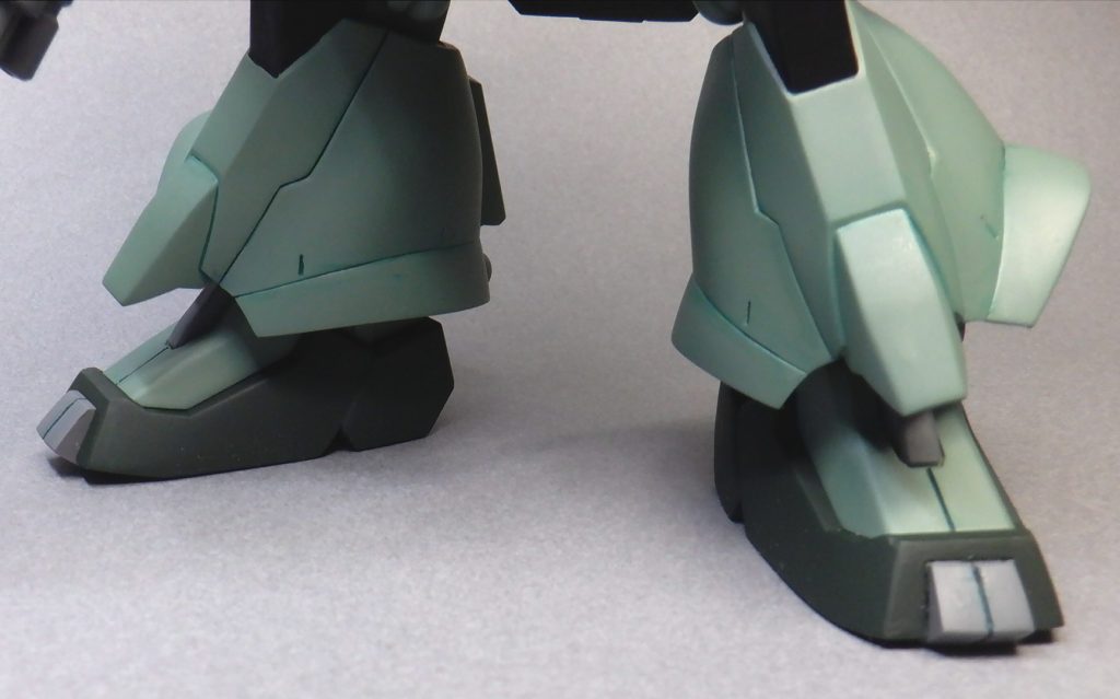 胸、フロント、リアスカート、爪先等、ザク改の意匠が残っています。縦とスパイクアーマーは取り外し式となりました。