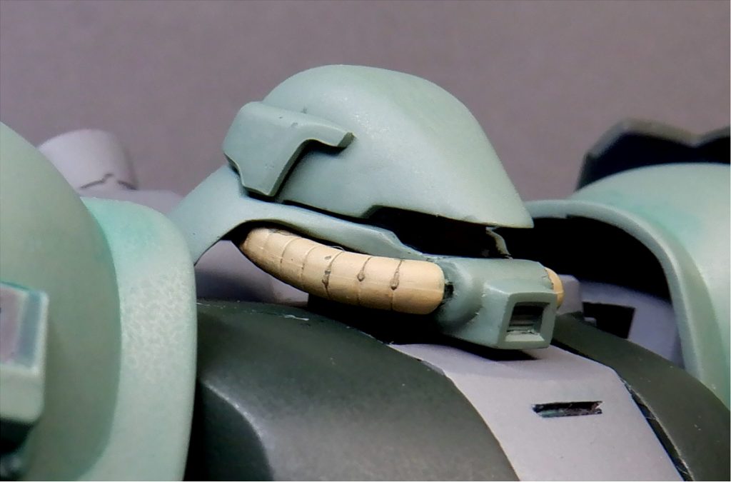 ギラドーガの額を傾斜を強くし、ザクの鼻を移植。フリッツからの発展形と同時に後期型にも通じる姿を目指しました。