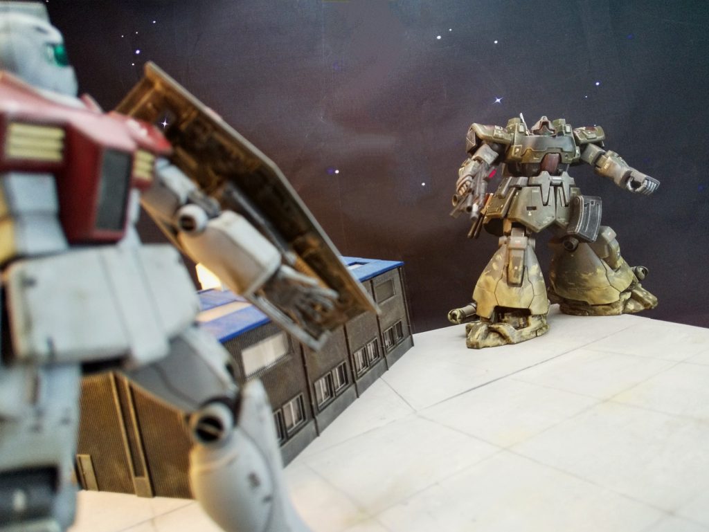 「ジムか…貴様も腐った連邦に属さねば苦しむこともなかったろうに…」え…？なんか政治思想強いアブない人に絡まれたんですけど…人違いじゃないのかな…「その姿は忍びん…！」