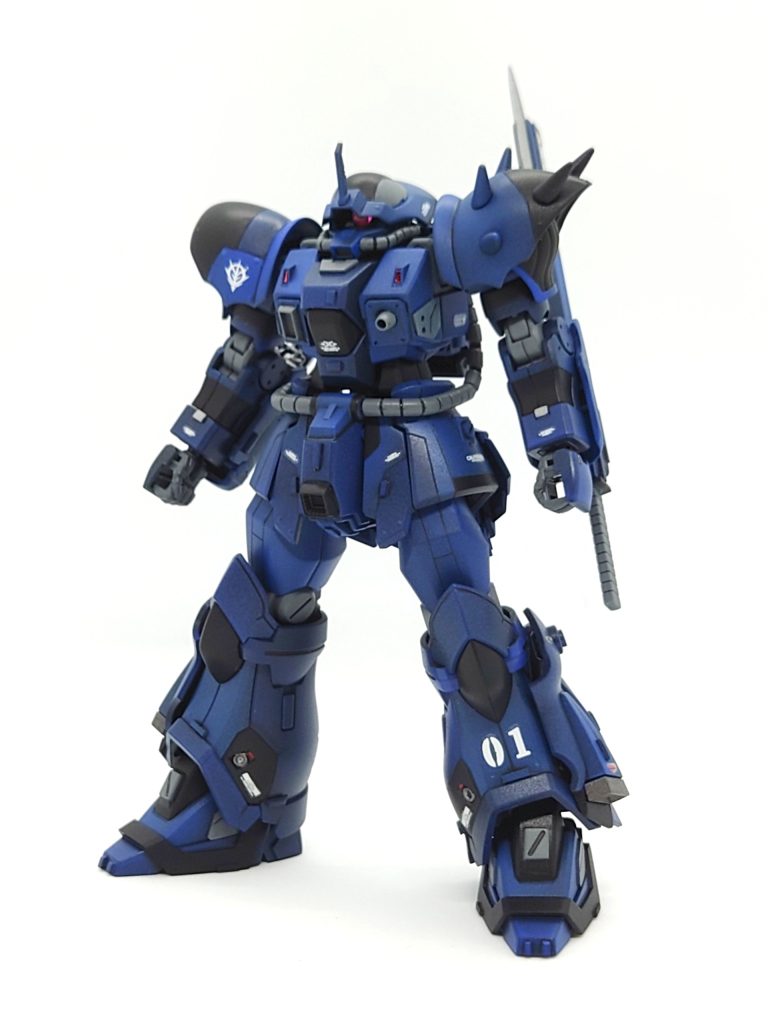 まずは素立ちなんだろう……、グフ…かな？ナハト(夜戦)だけに、もっと暗くなるようにしたつもりなのに、おかしいな…🤔ちなみに、メイン武器の忍者刀(直刀だったので何となく…)は背中だと絶対抜けないだろうと思い、左腕にくっつけられるようにしました。バックラーにパテを盛ってそれっぽく整形し、3ミリ穴をあけてあるのでそのままくっつけられます胸部は増加装甲(？)みたいになってたので、あえてダクトと、左胸に対歩兵用のバルカンを設置しました。ただ、この口径だと榴弾を発射しそうですがw