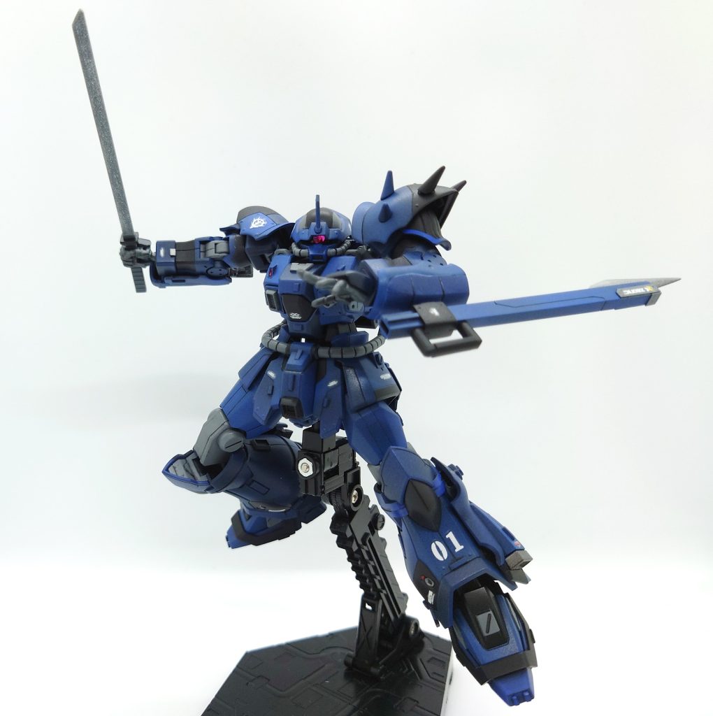 忍者刀を抜刀！右利きを前提に、右肩のスパイクは全て撤去し、アーマー自体を小さくしたので少しは武器を振るスピードが上がる…、はず！？(爆)刀身は塗装に合わせてひと回り削り込んで、鍔は鞘に合わせてスマートにさせましたがちょっと小さくしすぎました(爆)ハンドパーツは付属のだとあまり角度をつけられなかったので、次元ビルドナックルズの丸手(中)を使いました。平手もついてるのでお得！😂