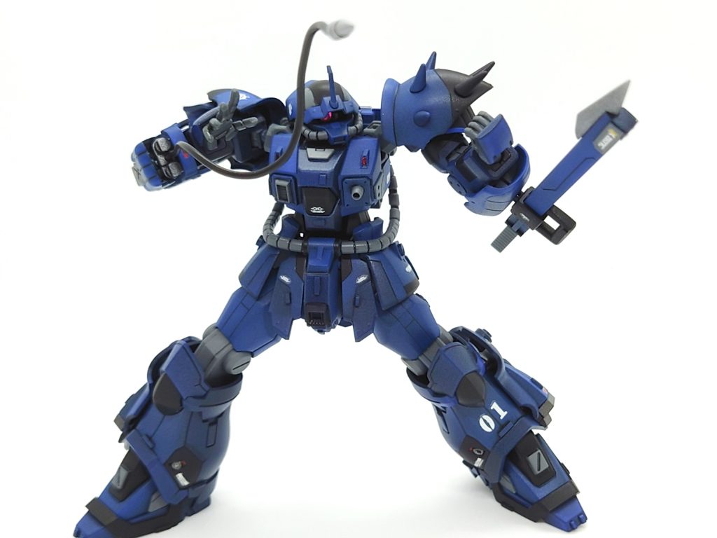 引っ張った敵を回転させた鞘でひと突き！あえてクナイは装備させてないため、意表をつくような攻撃能力を持たせたかったので、忍者の鎖鎌を参考にしてみました✌️ワイヤーのトゲは元々右肩にあったスパイクから削り出して作り、ジョイント部分はクナイの柄を切ってトゲに貼っつけました