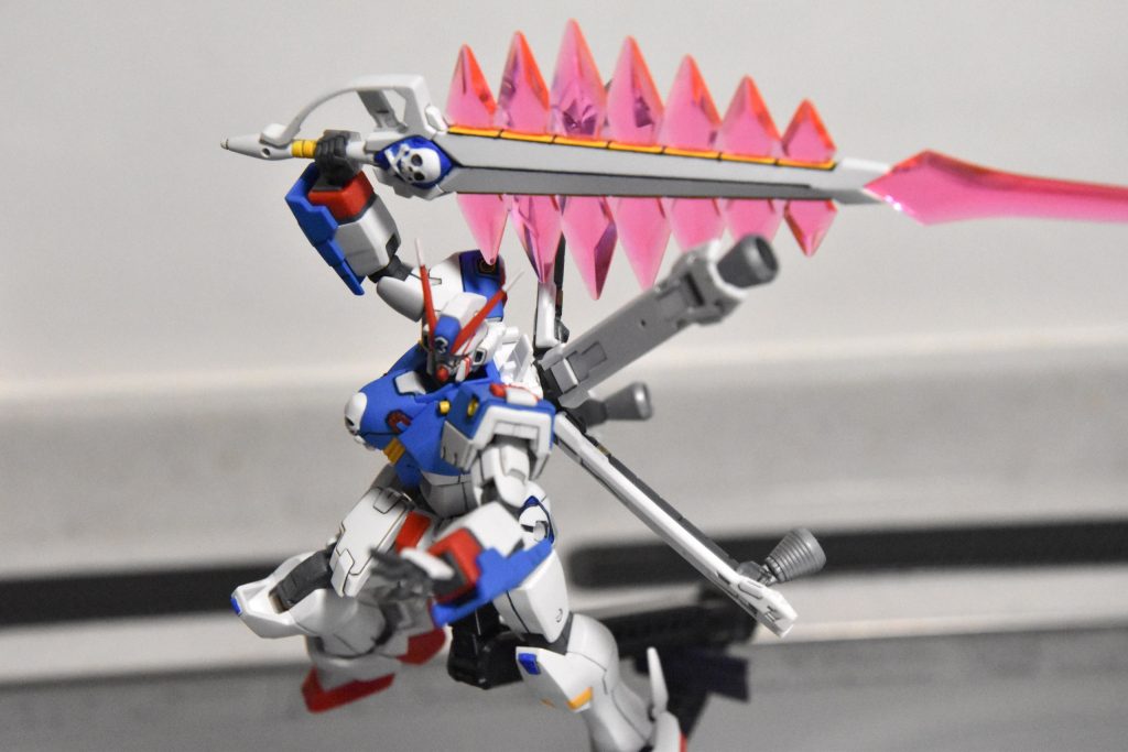 ムラマサブラスターで斬り掛かるクロスボーン・ガンダムX3!前回のνガンダムの時の経験をいかし、マクロじゃなくノーマルのレンズで撮ってます✨スマホのカメラと違ってわずかな奥行きのボヤけ具合がいい感じ…😍それにしてもムラマサブラスターの重量ハンパねーなおい…😱