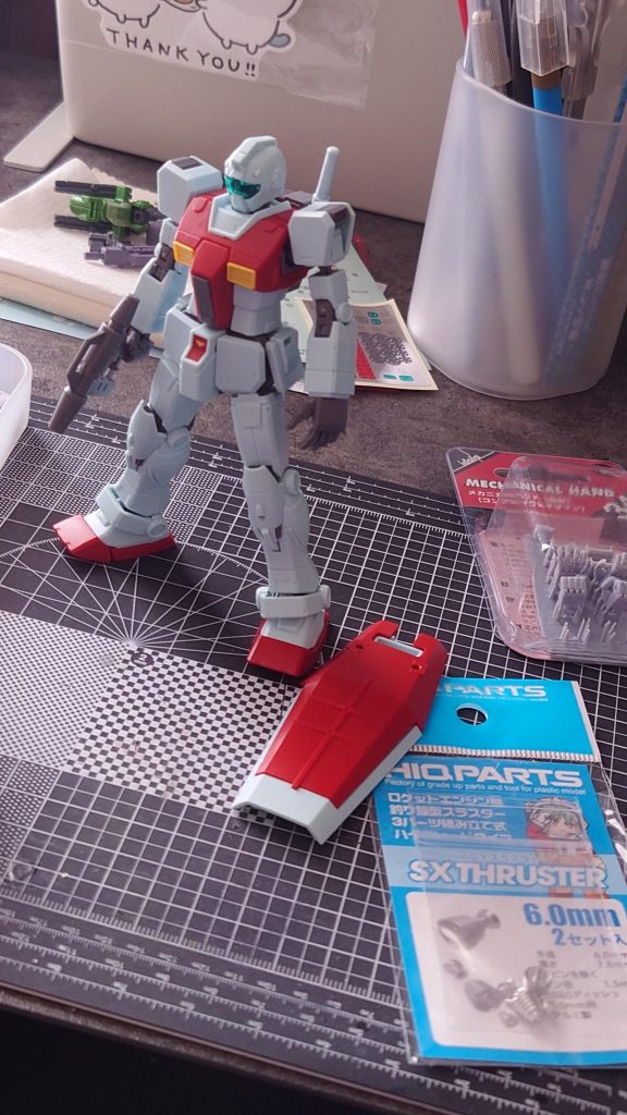 まずは仮組み。太腿付け根と腕を延長させるイメージでバランスみています。この時点ではスラスターノズルのメタルパーツへの置き換えと握り手は別のハンドパーツにするくらいの気持ちで軽〜く考えてました😅