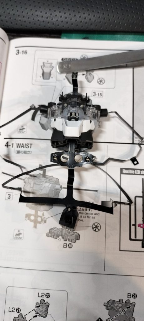 MGEX第１弾として登場したユニコーンガンダム。カトキハジメ氏監修とのことでデカールもすごく多いのですが、何よりもまずLEDシートがキット難易度をぶち上げています。
