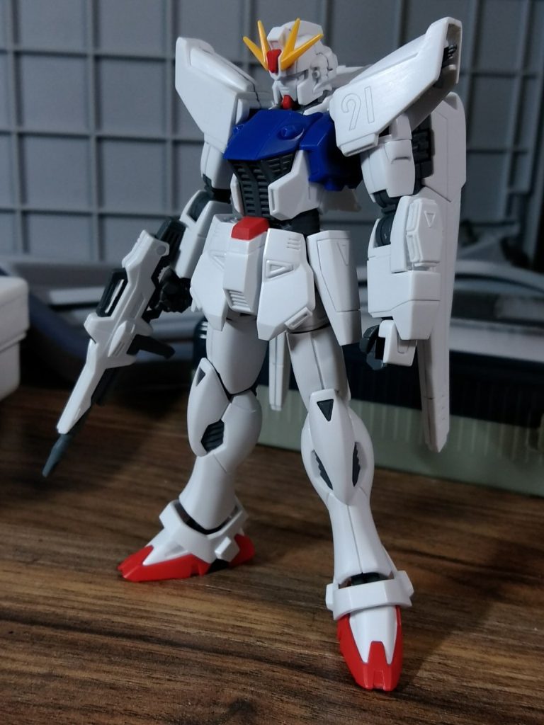 ゲート処理、合わせ目消し、筋彫り、やすり掛け、アンテナシャープ完了したところです。合わせ目消しは、頭部、肩、V.S.B.Rをしました。後ハメは頭部、V.S.B.Rのみ。シールド発生器のビーム射出口はのっぺりしてたので彫り込みました。