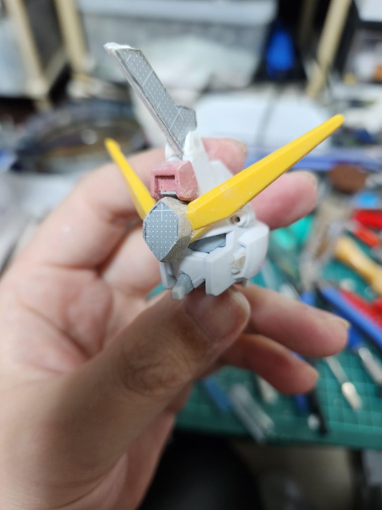 顔はライジングフリーダムベースにBB戦士ジャスティスの角と額パーツ、プラ板、パテで作成