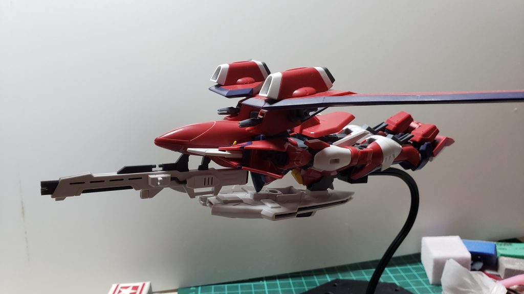 肩も90°上げて機首に沿わせるスタイルに。