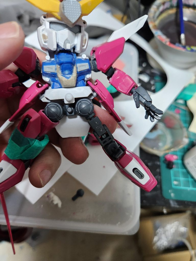 下半身は30MMのジョイント関係パーツで骨組みを作成胴体もライジングフリーダムベースにプラ板、パテで工作