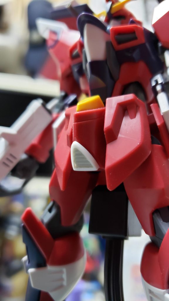 股間のパーツを変更、ジャスティス、インジャがダクト状だったのでそれに倣ってダクトパーツを自作この三角若干ラウンド入ってて大変だった…