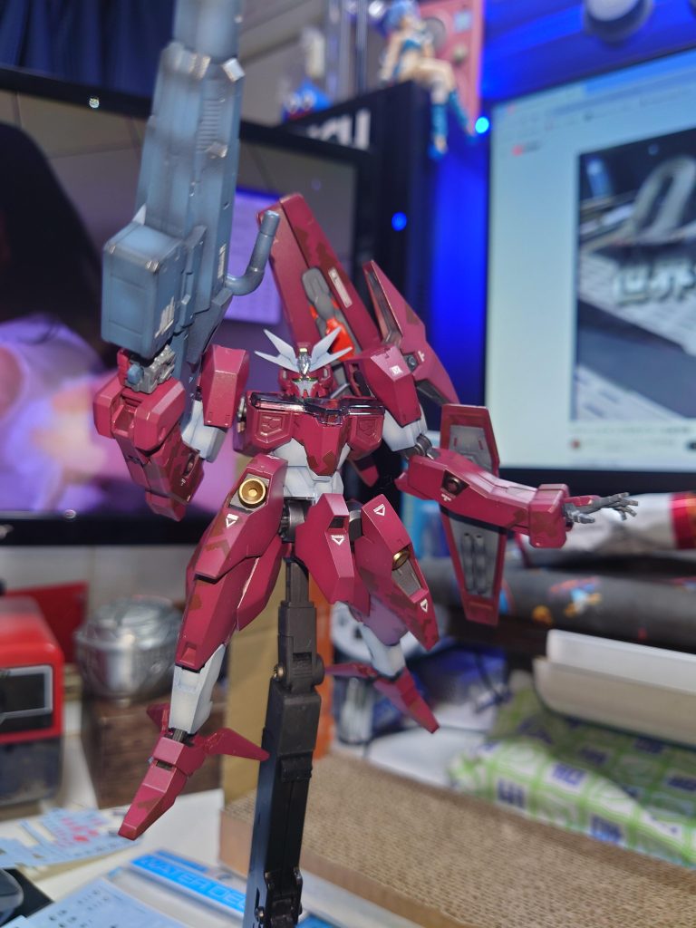 実は、濃い赤で仕上げていましたが、ドット迷彩の赤地に茶というのが映えなくて、もう一個ソーンのプラモ買ってきてやり直しています。