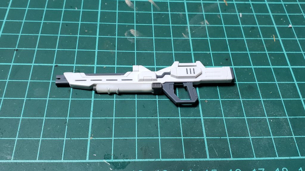 ライフルはフォアグリップを撤去、代わりにカバーパーツを自作。アカツキやストライクのライフルっぽいディティールを入れ、オーブ製ガンダムらしく仕上げました。