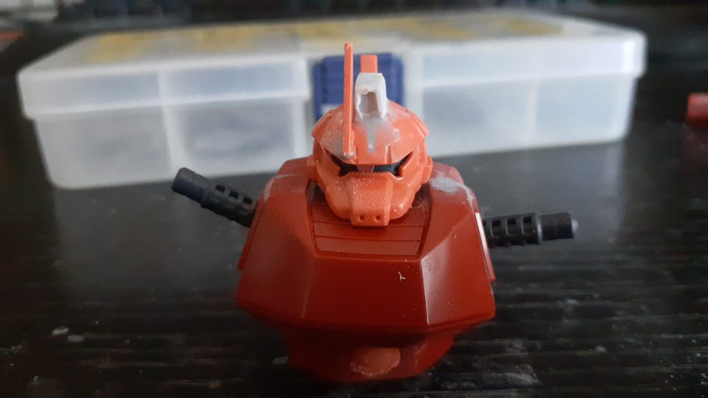 次に、ゲルググキャノンの専用機の画像を散見してきて、通常のゲルググS型の頭部を使っていたので、元のゲルググキャノンの頭部センサーを移植しつつ、ブレードアンテナを横に付けることで、ほかの作品との差別化を図りました。