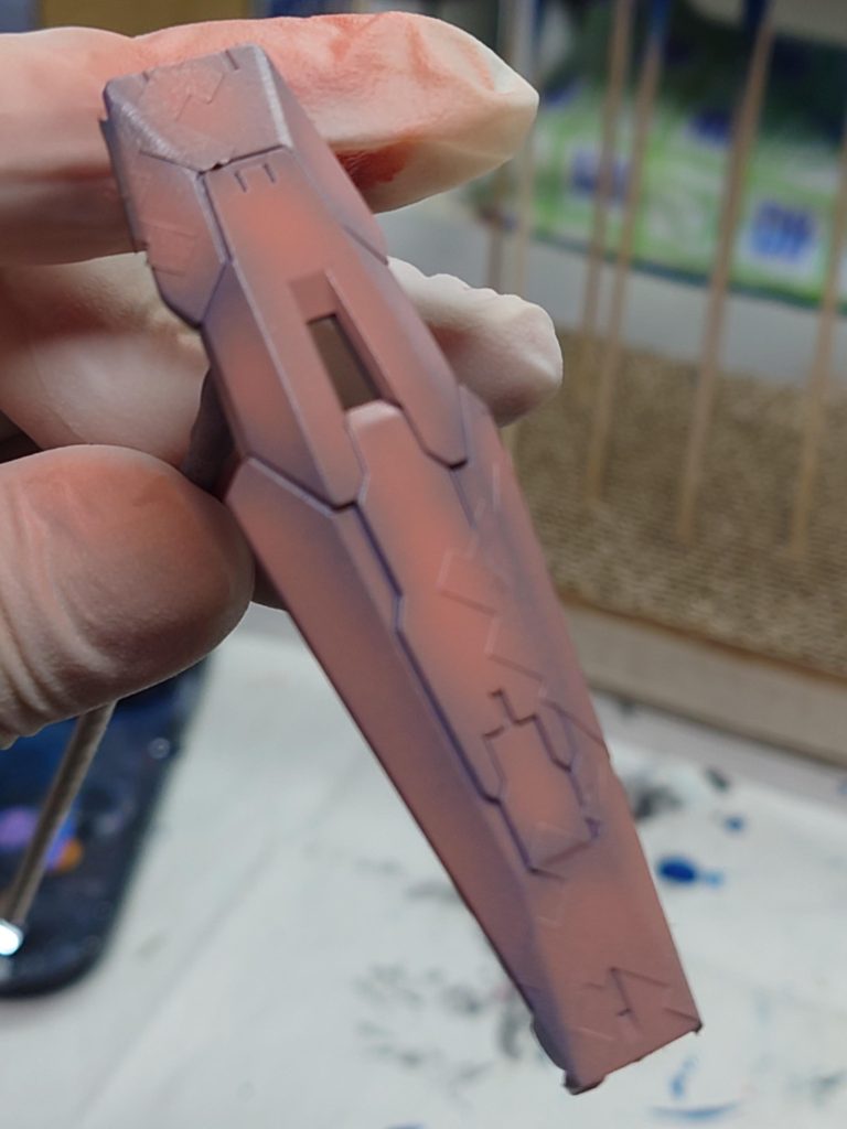 白の上からマスキングしてピンクで塗装。