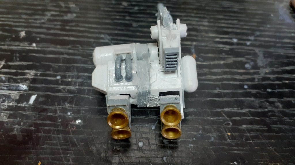 そして、今回最も苦労したのはバックパック。旧キットを使用している関係上、どうしてもHGと胴体の幅が合わなかったので、真ん中から切断して、試行錯誤の結果、プラ板で4mm延長しました。あとは、スラスターを「シャアが乗る」ことを前提に考えて大きめの大出力っぽいのを選択しました。