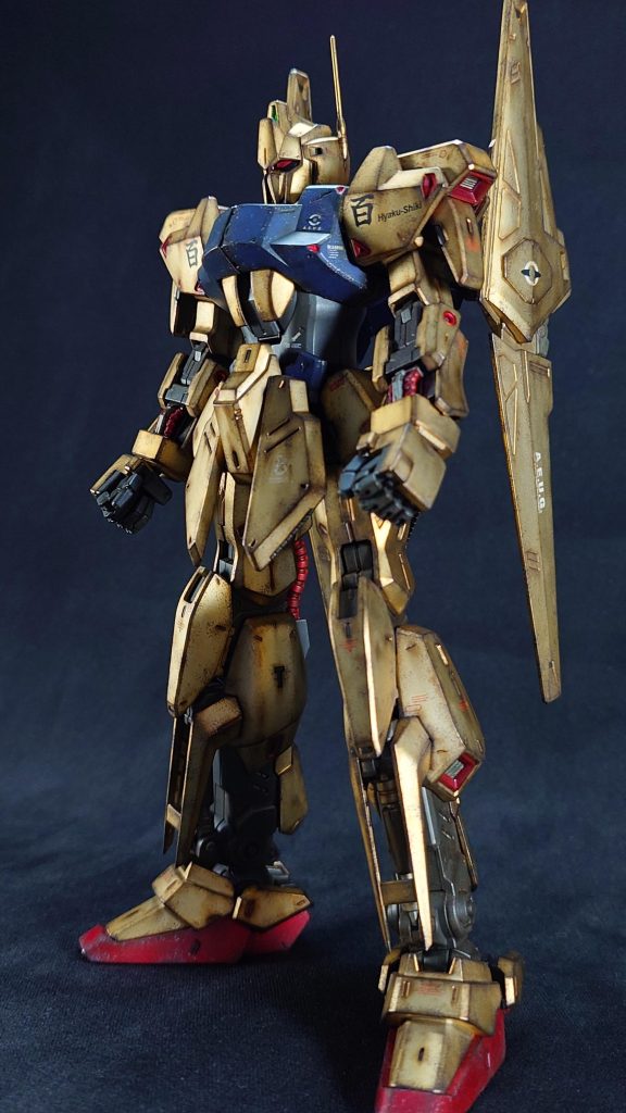 型式MSN-00100 …設計者であるナガノ開発主任によって「百年保つMS」となるような願いを込めて「百式」と命名された名機体を部分塗装、ウェザリングのみで仕上げています。