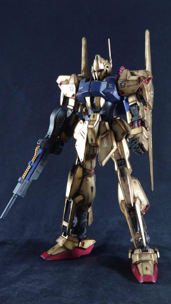 素組みと比較用人気機体の百式は金ピカ仕上げが王道ですが、実戦で運用される機体が汚れないことはないと想定してウェザリング仕上げにしています。