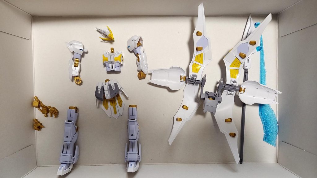 各パーツ組み立て、スミ入れ済みでつや消し前に撮った写真。これを作成した時は久々のつや消しだったのでヒヤヒヤしながらやってました。(ちなみにアクティブクロークの片方をスミ入れし忘れたままつや消しを吹いてしまったのは内緒で…)