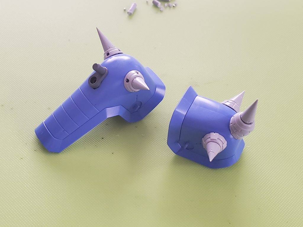 スパイクをどう曲げるか思案中。結果、ランナーのカド(90度曲がってる)をつかって軸接続に行き着きました。