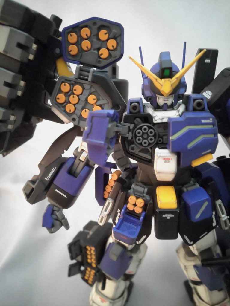 ハッチオープン。弾頭は目立つようにイエローとオレンジを混ぜて塗ってみました。