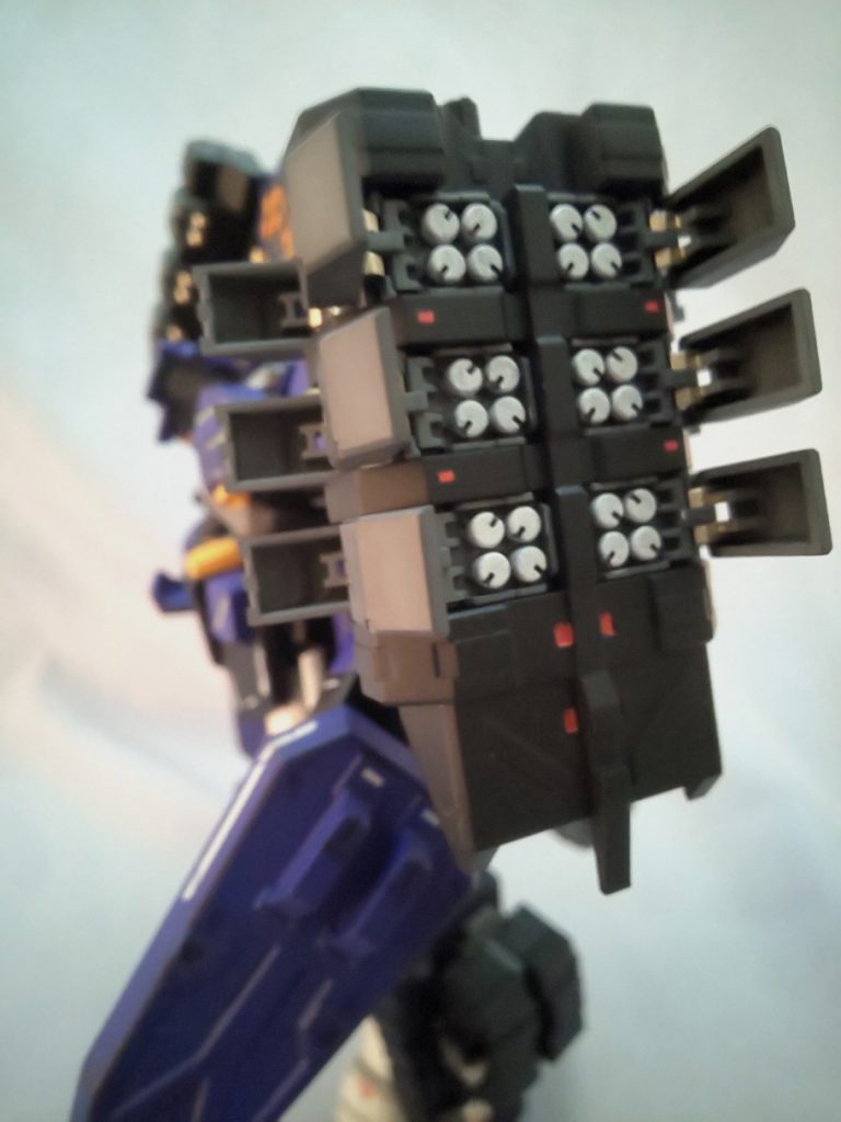 イーゲルのミサイルはホワイト。こちらは極細の筆で塗るしかなかった。