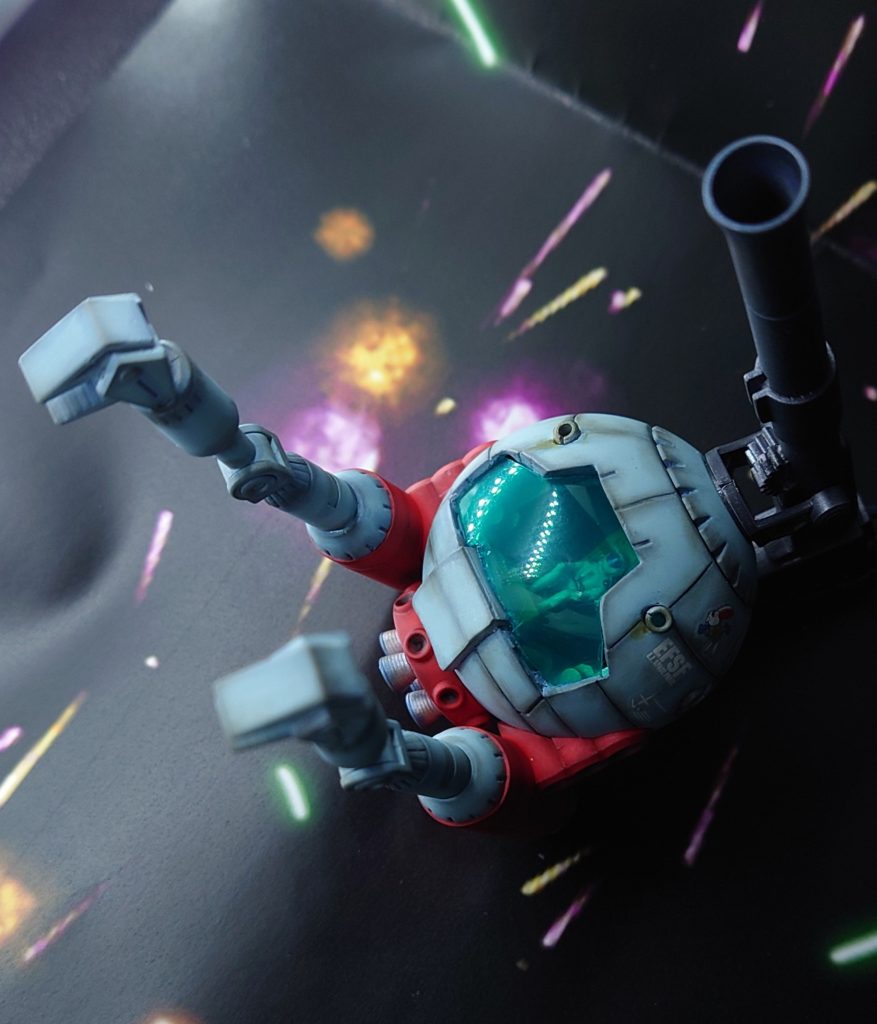 メイン武器 ハイパー・バズーカサブ武器 頭部バルカン砲✕2この作品の元ネタは、僕が高校のときに描いたノートのらくがきです。当時、ガンダムユニバース(PSP)というゲームでボールを愛用していて、またジム好きもあり、その2つを勝手に融合して生まれたオリジナル機体です。ノートのらくがきによると、この機体の名前は「ボム」ではなく「ジール」と書かれていました。「ジール」だとその前に「アルファ」「ノイエ」が付く機体がすでに存在していたので、被らない様に「ボム」に改名しました。2024-03-23 By,びわ