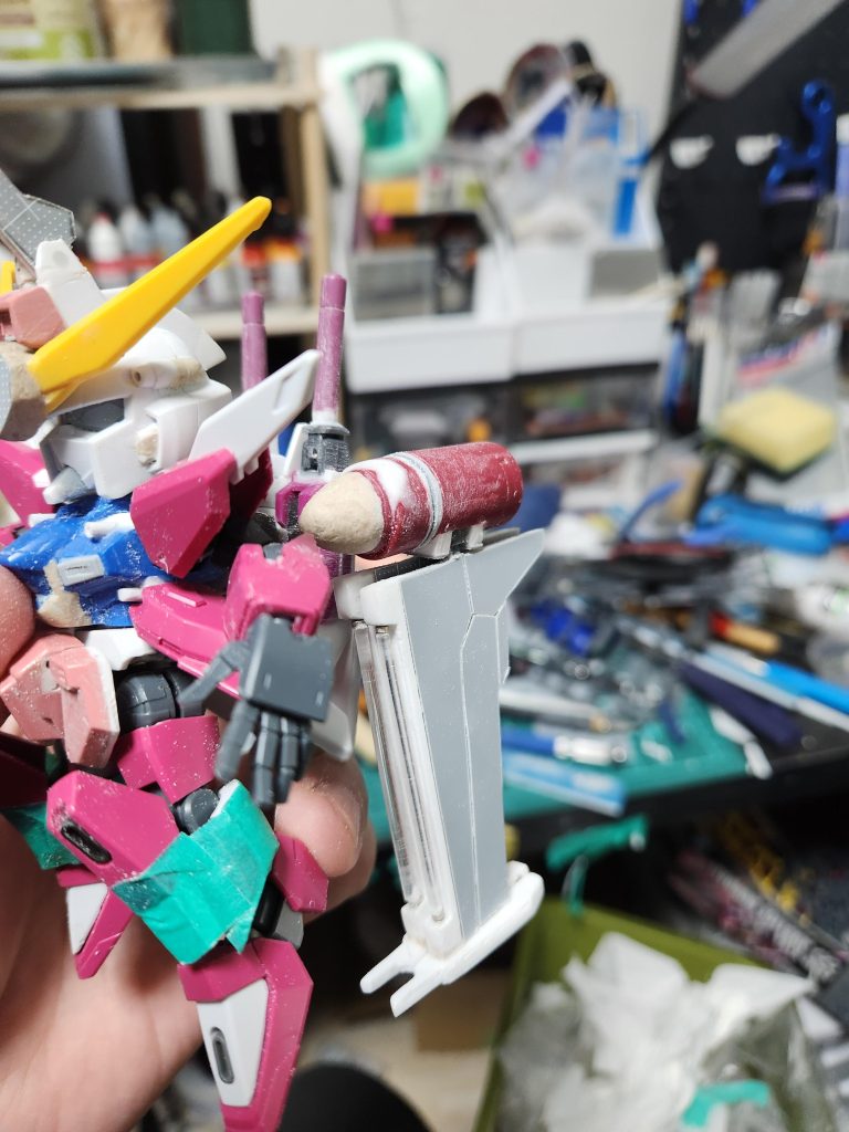 バックパックは4回ほど作り直しましたウィングはプラ板工作にHGインジャスのバックパックを骨組みとして改造円筒パーツはズゴックのバックパック最初は可動なし、2回目はボールジョイント作成、3回目妥協してボールジョイントじゃない可動ありだけど折り畳みなしなど