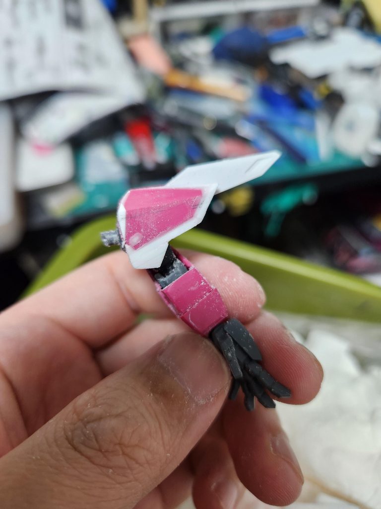 HGインジャスの肩パーツは微妙に造形が違ったのでプラ板で修正間接は最近でた綺羅鋼の腕パーツを移植