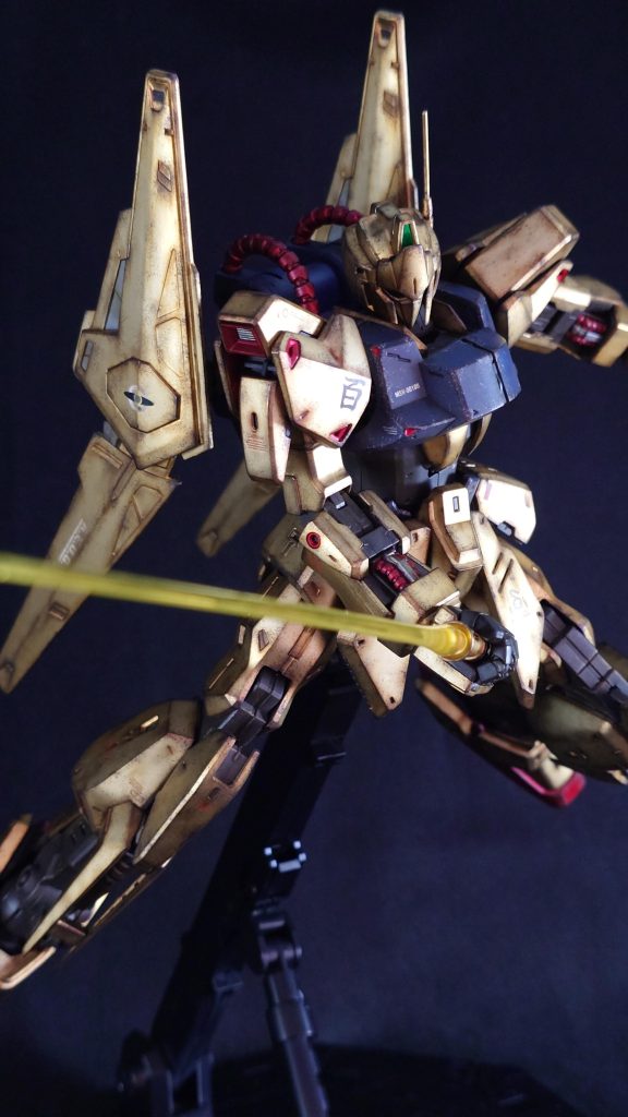 ビームサーベルを構えたポージングもカッコいいですが…劇中では使用していた印象があまり無いのは私だけでしょうか?