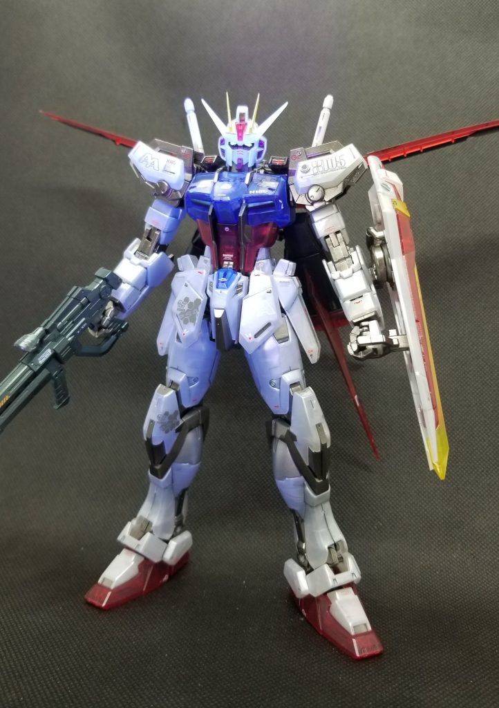 エールストライカーと武装を装着して。ツインアイはもちろんビコ~ン✨です。マイブームになりつつある蛍光マーカー仕様です👍