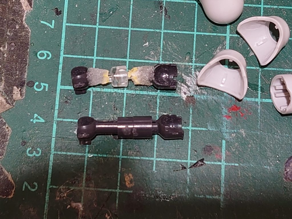 腕と足は途中で曲がるようにボールジョイントに置き換え