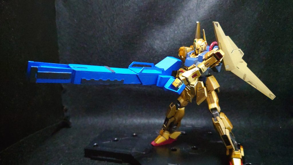 メガ・ビーム・ランチャー当初はキャリバーンのバリアブルロッドライフルの様な細身のロングライフルをイメージしてプラ板で作ってたんですが、どこでどう間違ったのかこんな大きさに(笑)