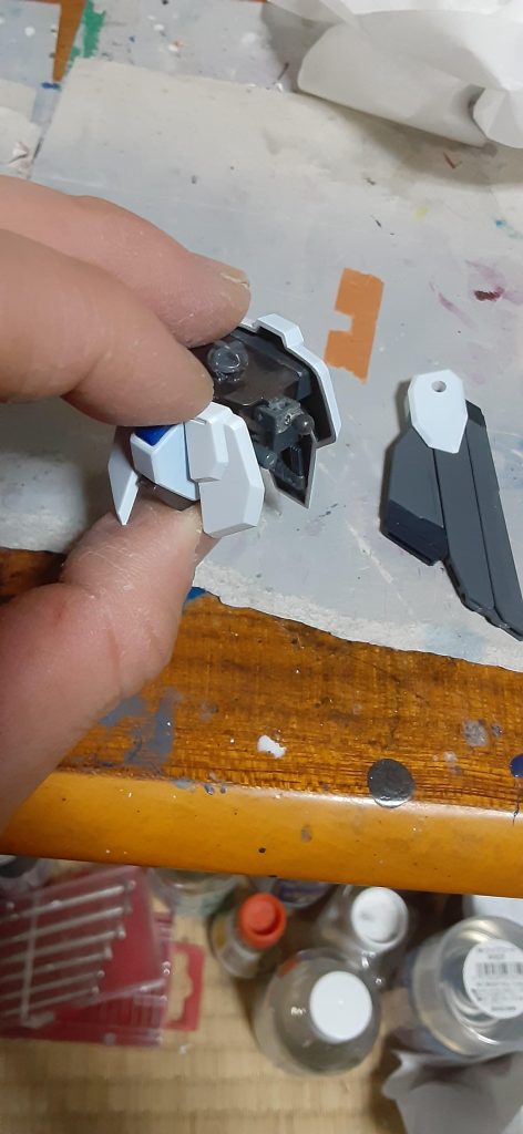 ここも買って作った時からずっと不満だった、レールガンの付け根。なぜか棒軸でただポーズさせるにも不便だし、なんなら射撃角が前しか向かないなんておかしいよなってことで。元のポリキャップパーツをベースに、棒軸を切り飛ばしウェーブから出てるボールジョイントセットを組み合わせてみました。