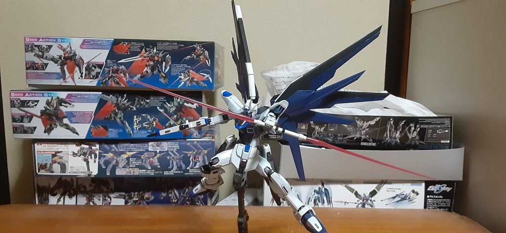 カラーリングですが、フリーダムのカラーって多分νガンダムを意識してると思ってまして、ならもう少しシックにしてみたいなと思い、しかもちょうどこれ作ってる時にリアルタイプカラーのフリーダムが発表されて、ああやっぱりこういうのアリだなとそれも後押しになり、自分好みの自分なりのリアルタイプカラーにしてみました。ただなんかRX-78ガンダムのANAカラーに見えるけど気にしないw