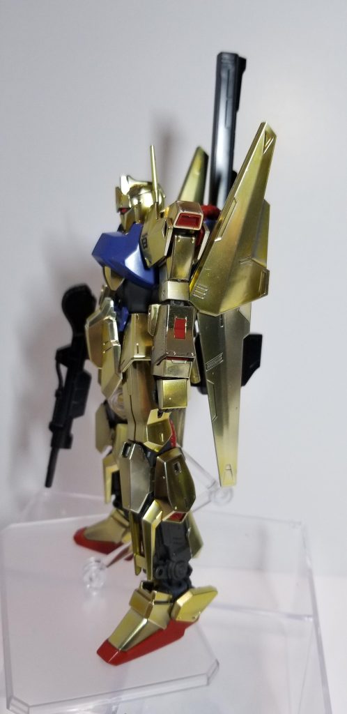 横面。アニメ感を出したかったので、胸部はゼータでよく使う色を吹いてみました。赤は円谷プロダクション系に塗る昭和の赤です。