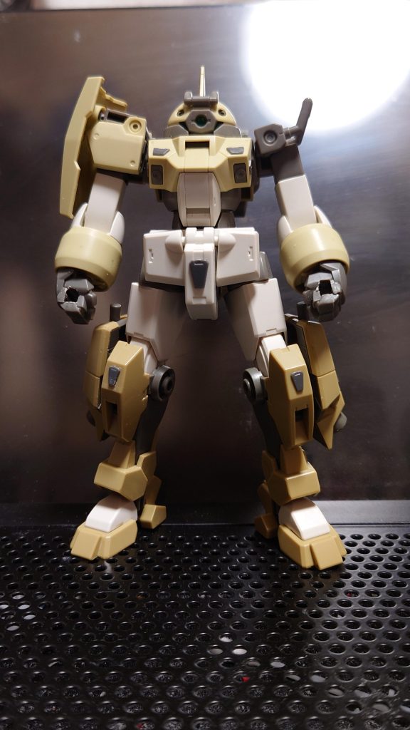 色塗ろうとしたら、デミがなんか訴えてきました。いつか、かっこ良く改造してから塗装するから、待っててと言っていたよね?ただ塗っちゃうだけなの?なんか違うくない??確かにそう計画してました。面倒だから放置してました。でも、やっぱやらなきゃね。スキルアップもしないとだし。とりあえず、肩を左右入れ替えて、足は、どっしりとしたバーディングの引きちぎって····バーディングの足首は可動域が設けられてるから良いですよね。接続受けの内側削ればある程度拡大するし。そしてなんかテキトウなディテールアップパーツ貼り付けて·····ライフルはやめる方向で股間のライフル差し込む所は塞いで