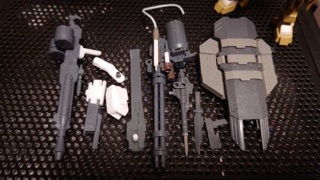 武装はこんな感じに変更。後にさらに追加する事に。とりあえず設定として何でもガードする大きいシールド。ビームガトリングとビームキャノンをバックパックにビームマシンガン後にミサイルポッドを追加する事に