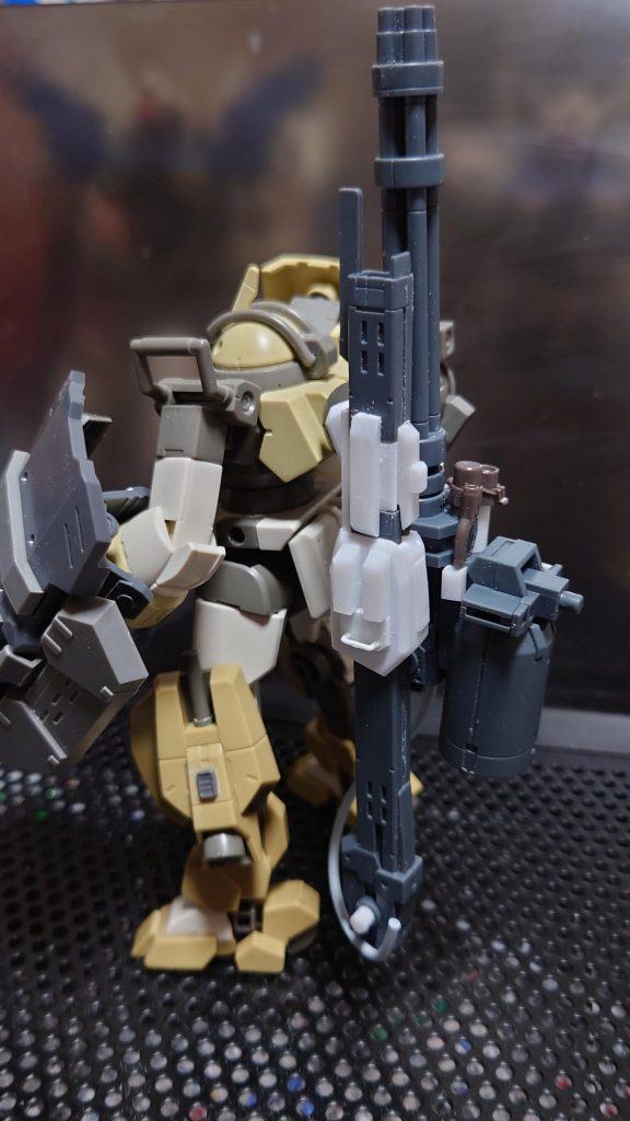 ビームキャノンはガトリングの横に同軸接続でエネルギーは供用設定。使用時は前にスライドするように加工。