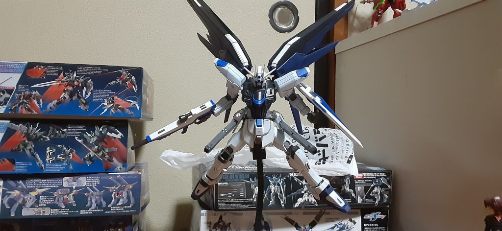 レールガンの付け根接続方法変更したらだいぶポーズ取らせやすくなりました。ボールジョイントにしてます。カラーリングのイメージですが、空中戦闘や宙域戦闘で目立ちにくい感じにしつつ、個人的に青が好きなのでこんな感じにしました。白い装甲部分は青白い感じにしてます。
