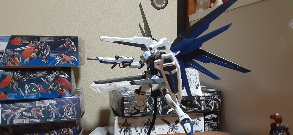HGでもこれやると凄い迫力。レールガンやバラエーナの赤い部分わざと塗り分けしてません、あんまり色数多いと派手だし兵器感無くなるので。あと作業時短w バラエーナの砲身の色味少しグレー混ぜてますが分かりにくい…レールガンも設定カラーより暗くしてます。このハイマットフルバーストも思い出があって、当時出てたフィギュア(多分MSアクションでない)買ってもらったんですが、フルバーストさせるとウイングが広がらなくて「なんで?」と、皆さんと同じ疑問てかモヤモヤ抱いてましたw確か手元にあるはずなんで見つけしだいここに載せます。