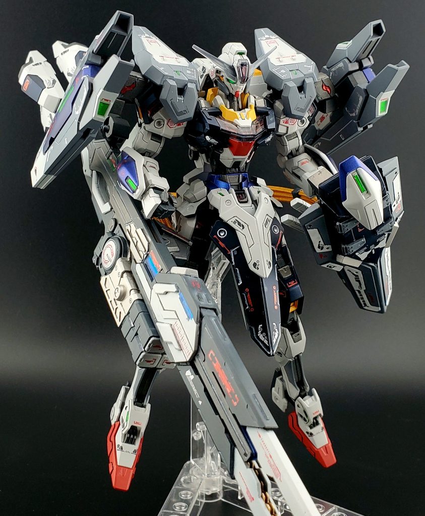 防御面はシールド、肩に付けたガンヴォルヴァの装甲、股間のグリムゲルデの装甲、肩のルブリスソーンのフェーズドアレイキャノンちなみにフェーズドアレイキャノンは武器ではなくリフレクッションフィールド発生装置で、機体前面にビームを反射するシールドを展開して受け流すという設定